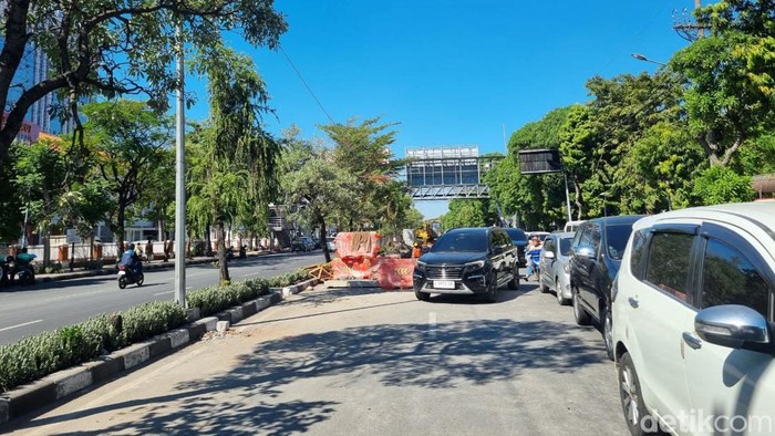 Proyek Gorong-gorong Moestopo Makan Badan Jalan Bikin Macet