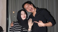 Rafi Angkarana melamar selebgram sekaligus pengusaha Arcluna Pasha. Ini momen bintang sinetron IPA & IPS itu menunjukkan cincin di jari manis pujaan hatinya. (Foto: dok Instagram rafiangkarana)