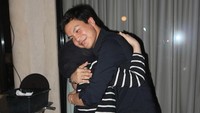 Rafi Angkarana memeluk erat Arcluna Pasha setelah lamarannya diterima. One step closer, tulisnya dilihat di Instagram, Rabu (1/7/2026). (Foto: dok Instagram rafiangkarana)