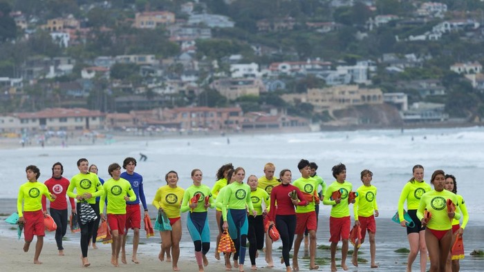 San Diego Junior Lifeguards jump off the Scripps Pier as part of their 35th annual fundraiser to help support the lifeguard organization in San Diego, California, U.S. June 30, 2026.   REUTERS/Mike Blake