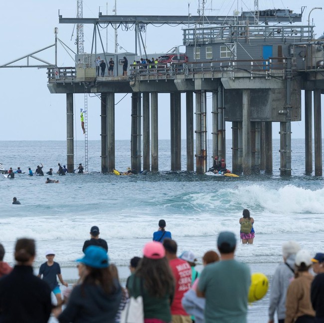 Lifeguard Muda San Diego Terjun dari Dermaga untuk Aksi Penggalangan Dana