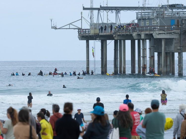 Lifeguard Muda San Diego Terjun dari Dermaga untuk Aksi Penggalangan Dana