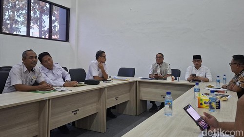 Kepala Dinas PU Perkim NTB Lalu Wijaya Kusuma saat rapat dengar pendapat, Rabu (1/7/2026).