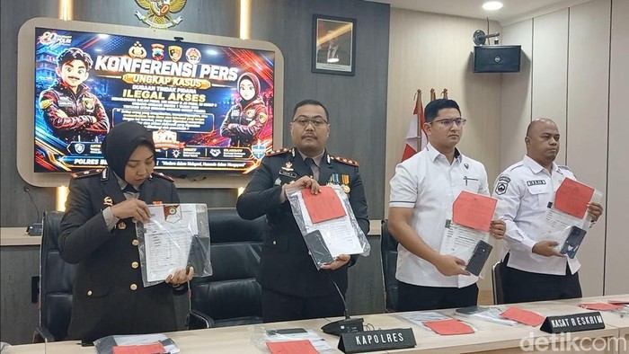 Kapolres Brebes menunjukan barang bukti kasus presensi fiktif