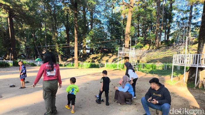 Rizal saat menjalankan sewa mobil remot kontrol di Woodlands Kuningan