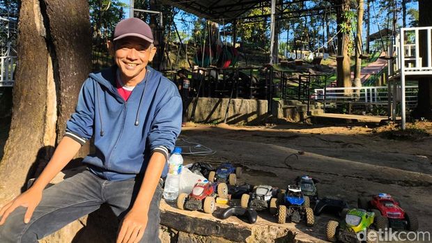 Rizal saat menjalankan sewa mobil remot kontrol di Woodlands Kuningan Rizal saat menjalankan sewa mobil remot kontrol di Woodlands Kuningan
