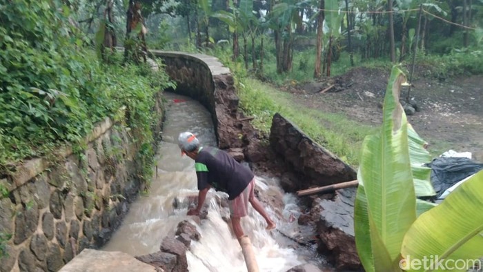 Salah satu titik kerusakan saluran irigasi di Tasikmalaya.