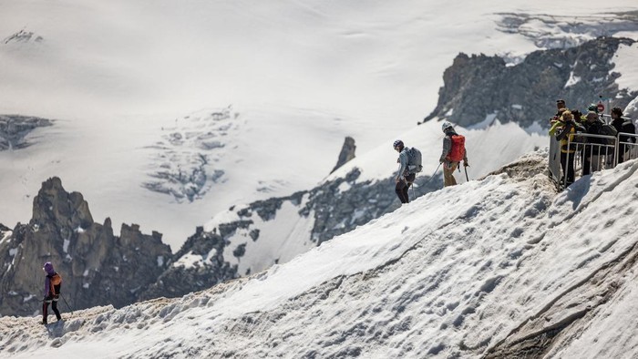 Alpinists walk near the Aiguille du Midi during a heatwave in Chamonix, France, June 25, 2026, as temperatures exceeding 30°C at 1,000 metres altitude raise concerns about glacier melt, safety and the impact on the Alpine environment. REUTERS/Pierre Albouy     TPX IMAGES OF THE DAY