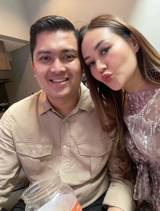 Di akun Instagram pribadinya, Sarah kerap memamerkan foto-foto mesranya bersama suami. Keduanya juga selalu terlihat kompak dan harmonis. Foto: Instagram/@sarahgibson21