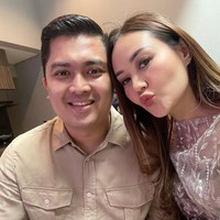 Di akun Instagram pribadinya, Sarah kerap memamerkan foto-foto mesranya bersama suami. Keduanya juga selalu terlihat kompak dan harmonis. Foto: Instagram/@sarahgibson21