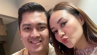 Perempuan berusia 27 tahun itu mengaki enggan membahas masalah pribadi ke media sosial. Dia juga spill bagian wajah seorang perempuan. Masih nunggu penjelasan dari orang ini. Bukti juga lagi dikumpulin. Aku nggak bisa spill sekarang karna katanya sih pacar polisi, eh apa simpenan? Gatau deh. Kita tunggu aja, tulisnya lagi. Foto: Instagram/@sarahgibson21