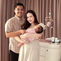 Dari pernikahannya, Sarah dan Diska telah dikaruniai seorang anak. Selama ini keduanya juga selalu terlihat kompak mengurus anaknya bersama. Foto: Instagram/@sarahgibson21