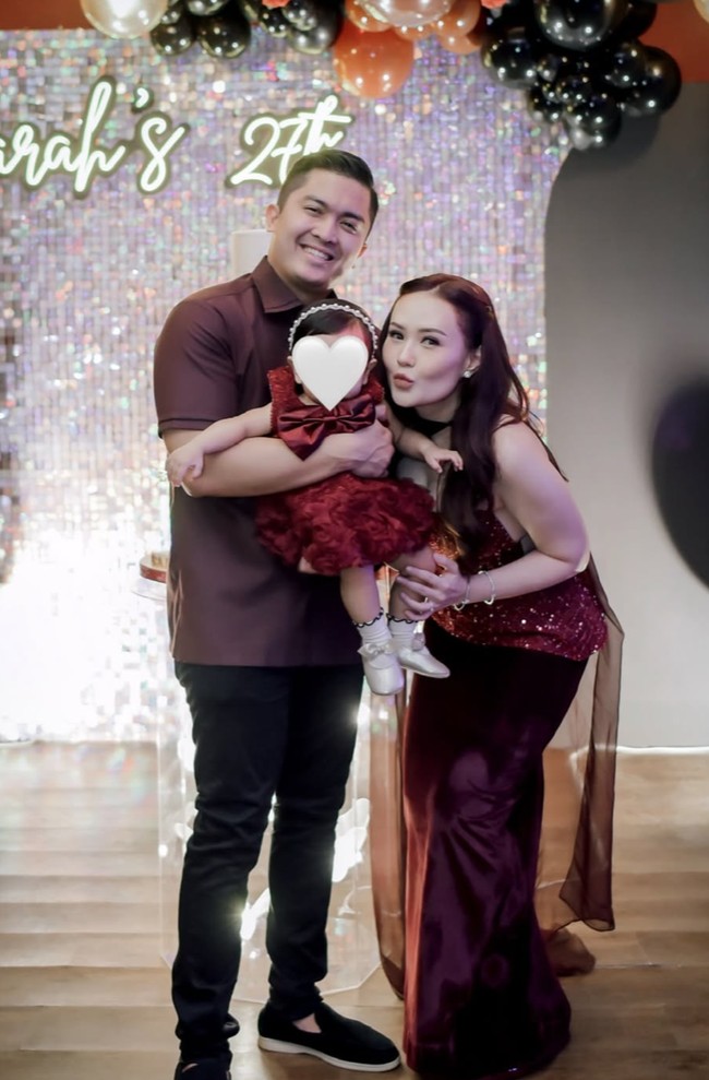 Dalam unggahan Instagram Storynya, Sarah juga sempat membagikan foto sebagian wajah seorang wanita yang diduga sebagai pelakor yang ia ceritakan. Namun Sarah sendiri mengatakan bahwa ia belum bisa menjelaskan sepenuhnya saat ini karena masih mengumpulkan bukti-bukti. Foto: Instagram/@sarahgibson21