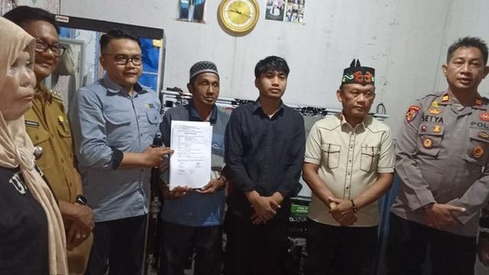 Supiat diserahterimakan ke pihak keluarga oleh tim BP3MI