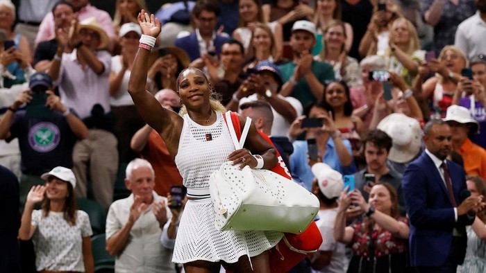 Tennis - Wimbledon - All England Lawn Tennis and Croquet Club, London, Britain - June 30, 2026 Serena Williams of the U.S. waves to the crowd after losing her first round match against Australias Maya Joint REUTERS/Andrew Couldridge     TPX IMAGES O