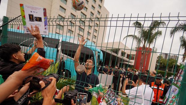 Soccer Football - FIFA World Cup 2026 - Iran depart from Tijuana after being eliminated from the World Cup - Tijuana, Mexico - June 30, 2026 Iran's Ehsan Hajsafi reacts with fans outside the team hotel as they depart from Tijuana REUTERS/Victor Medina