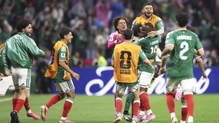 MEXICO CITY, MEXICO - JUNE 30: Julian Quinones #16 of Mexico celebrates scoring his teams first goal with team mates during the FIFA World Cup 2026 Round Of 32 match between Mexico and Ecuador at Mexico City Stadium on June 30, 2026 in Mexico City, Mexico. (Photo by Carl Recine/Getty Images)