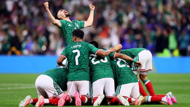 Soccer Football - FIFA World Cup 2026 - Round of 32 - Mexico v Ecuador - Estadio Azteca, Mexico City, Mexico - June 30, 2026 Mexico's Raul Jimenez celebrates scoring their second goal with teammates REUTERS/Eloisa Sanchez     TPX IMAGES OF THE DAY