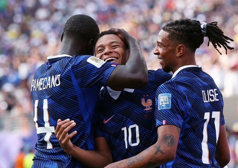 Timnas Prancis Soccer Football - FIFA World Cup 2026 - Round of 32 - France v Sweden - New York New Jersey Stadium, East Rutherford, New Jersey, U.S. - June 30, 2026 France's Kylian Mbappe celebrates scoring their third goal with Dayot Upamecano and Michael Olise IMAGN IMAGES via Reuters/Vincent Carchietta TPX IMAGES OF THE DAY