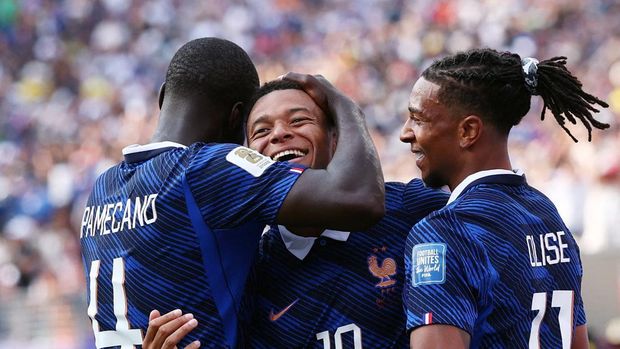 Timnas Prancis Soccer Football - FIFA World Cup 2026 - Round of 32 - France v Sweden - New York New Jersey Stadium, East Rutherford, New Jersey, U.S. - June 30, 2026 France's Kylian Mbappe celebrates scoring their third goal with Dayot Upamecano and Michael Olise IMAGN IMAGES via Reuters/Vincent Carchietta TPX IMAGES OF THE DAY