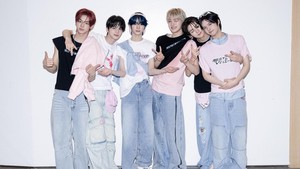 TWS udah sukses mencuri hati warlok sejak debut dan konsisten merilis karya yang disukai. Gak heran kalau mereka masih ada dalam daftar terpopuler. (Foto: dok. Pledis Entertainment/HYBE)