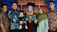 Di momen spesial wisuda, Uty Bonita tampak didampingi oleh orang-orang tercinta yang kompak hadir memberikan dukungan. Ada anaknya yang juga dipakaikan toga mini super menggemaskan. (Foto: dok Instagram utybonita)
