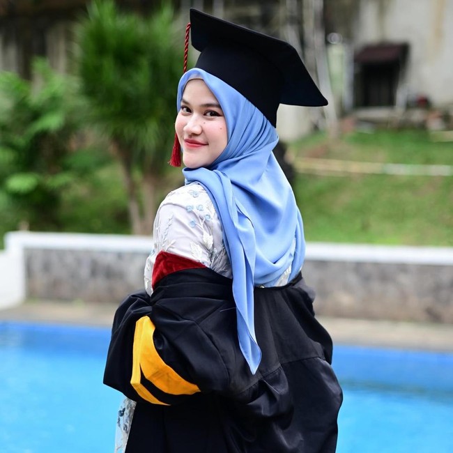 Uty Bonita Anggun Berhijab di Hari Wisuda S2