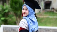 Uty Bonita Anggun Berhijab di Hari Wisuda S2