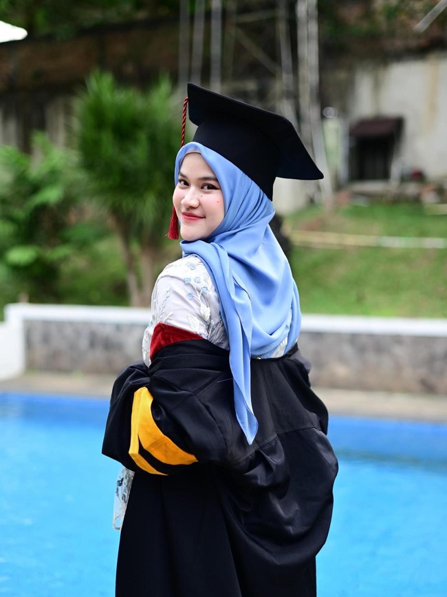 Uty Bonita Anggun Berhijab di Hari Wisuda S2