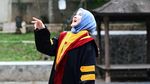 Uty Bonita Anggun Berhijab di Hari Wisuda S2