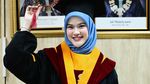 Uty Bonita Anggun Berhijab di Hari Wisuda S2