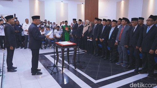 Wali Kota Bima, A Rahman alias Aji Man melantik 89 pejabat termasuk istri dan iparnya di Aula Maja Labo Dahu, Pemkot Bima, pada Rabu (1/7/2026).