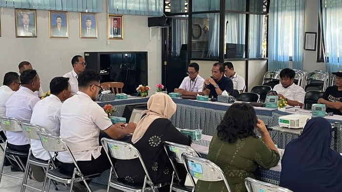 Warga menggeruduk kantor PDAM Pati terkait keluhan air macet, Rabu (1/7/2026).