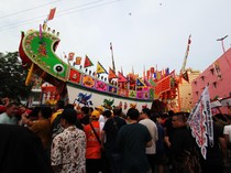 Warga Tionghoa Arak Replika Tongkang Jelang Ritual Bakar Tongkang