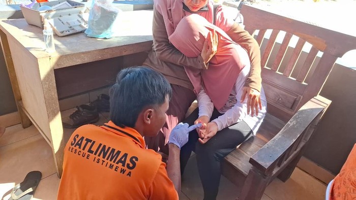 Tim SAR saat memberikan pertolongan kepada wisatawan khususnya anak-anak yang menjadi korban sengatan ubur-ubur di Pantai Sepanjang, Tanjungsari, Gunungkidul.