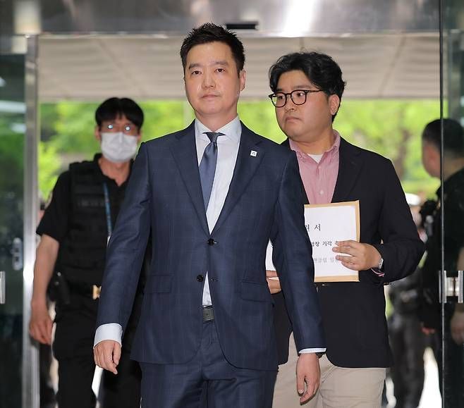 YouTuber Kim Se Ui ditahan setelah menyebarkan bukti kencan Kim Soo Hyun dan Kim Sae Ron. YouTuber Kim Se Ui ditahan setelah menyebarkan bukti kencan Kim Soo Hyun dan Kim Sae Ron.