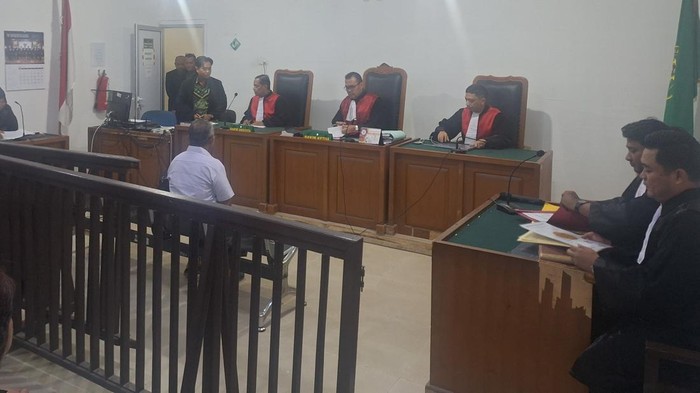 Abdul Karim, terdakwa kasus dugaan korupsi di lingkungan Universitas Islam Negeri (UIN) Raden Fatah Palembang, menjalani sidang perdana