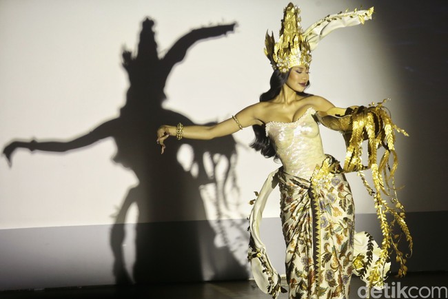 Kostum tersebut terdiri dari kemben dan kain Batik, aksen sayap, juga head piece yang merupakan hasil kolaborasi Diba Jember Fashion Karnival, Garuda Kencana Batik, dan Rinaldy A. Yunardy. Foto: Ari Saputra/Detikcom