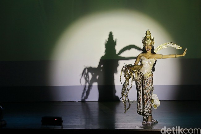 Terinspirasi dari sosok Dewi Sri sebagai lambang kemakmuran, kostum ini menghadirkan interpretasi visual tentang hubungan harmonis antara manusia dan alam.Foto: Ari Saputra/Detikcom