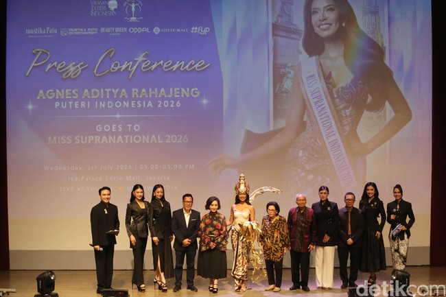 Dalam konferensi pers jelang keberangkatannya, Agnes memberikan cuplikan penampikannya dalam national Costume bertajuk ‘The Enchanted Harvest of Dewi Sri - Gemah Ripah Loh Jinawi: A Vision of a World that Thrives in Harmony’.Foto: Ari Saputra/Detikcom