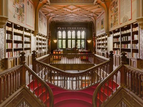 Aksi Dua Lipa Dirikan Perpustakaan Buat 100 Buku Terlarang Aksi Dua Lipa Dirikan Perpustakaan Buat 100 Buku Terlarang