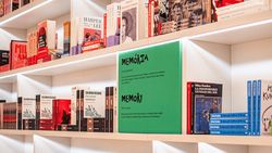 Aksi Dua Lipa Dirikan Perpustakaan Buat 100 Buku Terlarang