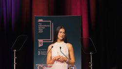 Aksi Dua Lipa Dirikan Perpustakaan Buat 100 Buku Terlarang