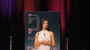 Ini momen Dua Lipa saat memberikan sambutan di ajang pengumuman anugerah Man Booker International Prize 2026. Dua Lipa bicara bagaimana lewat buku berhasil membuka perspektifnya jauh ke masa depan. Foto: Dua Lipa/ Instagram