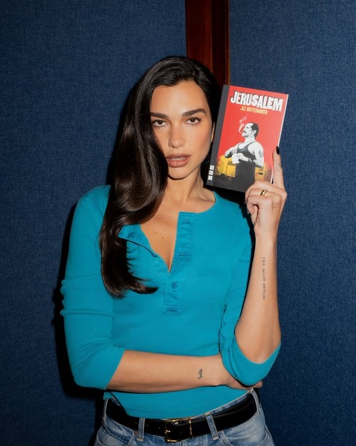 Aksi Dua Lipa Dirikan Perpustakaan Buat 100 Buku Terlarang