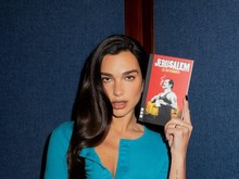 Dua Lipa Dirikan Perpustakaan Manifesto, Isinya Buku Terlarang