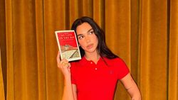 Aksi Dua Lipa Dirikan Perpustakaan Buat 100 Buku Terlarang