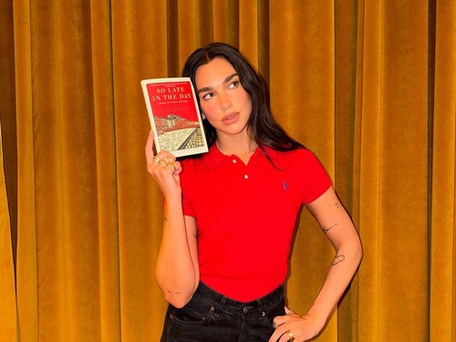 Aksi Dua Lipa Dirikan Perpustakaan Buat 100 Buku Terlarang