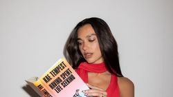 Aksi Dua Lipa Dirikan Perpustakaan Buat 100 Buku Terlarang