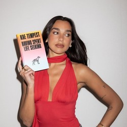 Aksi Dua Lipa Dirikan Perpustakaan Buat 100 Buku Terlarang